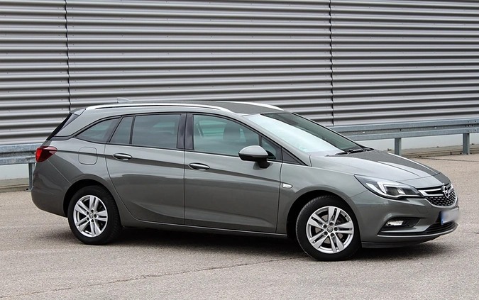 Opel Astra cena 34900 przebieg: 145000, rok produkcji 2018 z Chełmża małe 497
